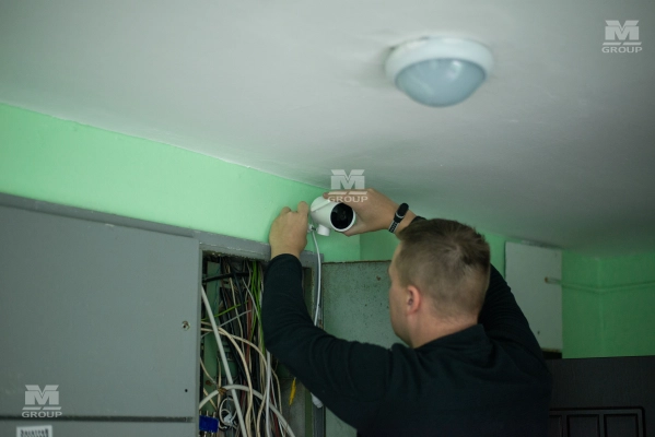 Установка камеры в подъезде ВМ Групп