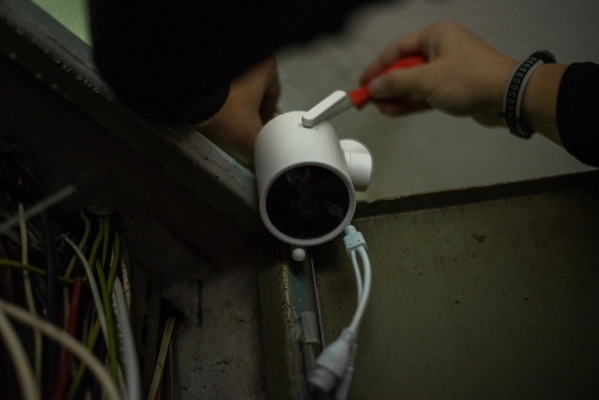 Установка камеры в подъезде ВМ Групп